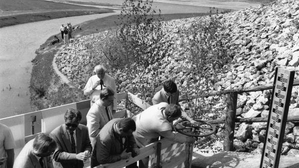 Im Jahr 1993 begann die offizielle Flutung des größten Gewässers im Fränkischen Seenland: Exakt um 14.49 Uhr wurde am 29. April der Grundablass des Großen Brombachsees bei Pleinfeld verschlossen und die Schleuse zugedreht. Zunächst wurde ein Grundsee mit einer Fläche von 60 Hektar aufgestaut.