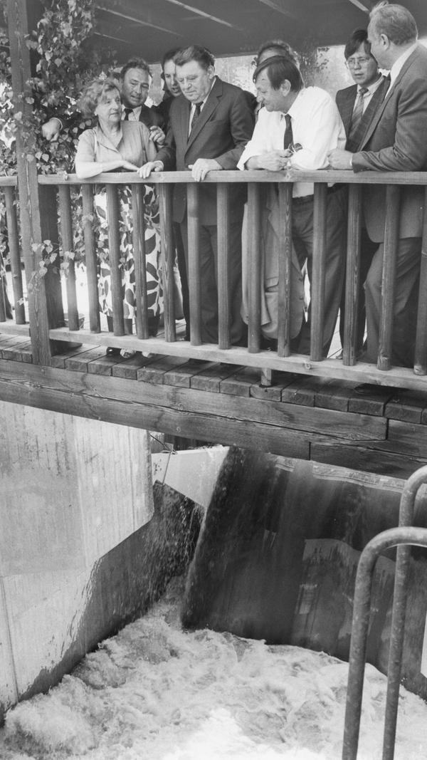 Den historischen Tag ließ sich die Politprominenz nicht entgehen: Franz Josef Strauß öffnete per Hebeldruck die Schleuse, an der das Wasser aus Altmühl- und Brombachsee zusammenfließt. Bezirkstagspräsident Georg Holzbauer (rechts daneben) und zahlreiche andere Politiker aus Mittelfranken standen staunend daneben. Minister Karl Hillermeier sprach beim Einweihungsfest für das größte europäische Wasserbauprojekt von einem "Jahrtausendwerk".