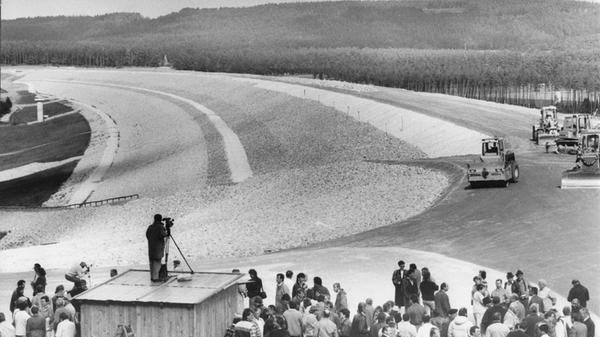 Im September 1989 folgte ein weiterer Meilenstein: Das Talsperren-Neubauamt Nürnberg und die am Bau beteiligten Firmen feierten den Abschluss der Arbeiten an der Brombach-Hauptsperre bei Pleinfeld. Vier Millionen Kubikmeter Sandstein- und Tonmaterial wurden seit Anfang 1986 zu einem 40 Meter hohen und 1,7 Kilometer langen Damm aufgeschüttet.