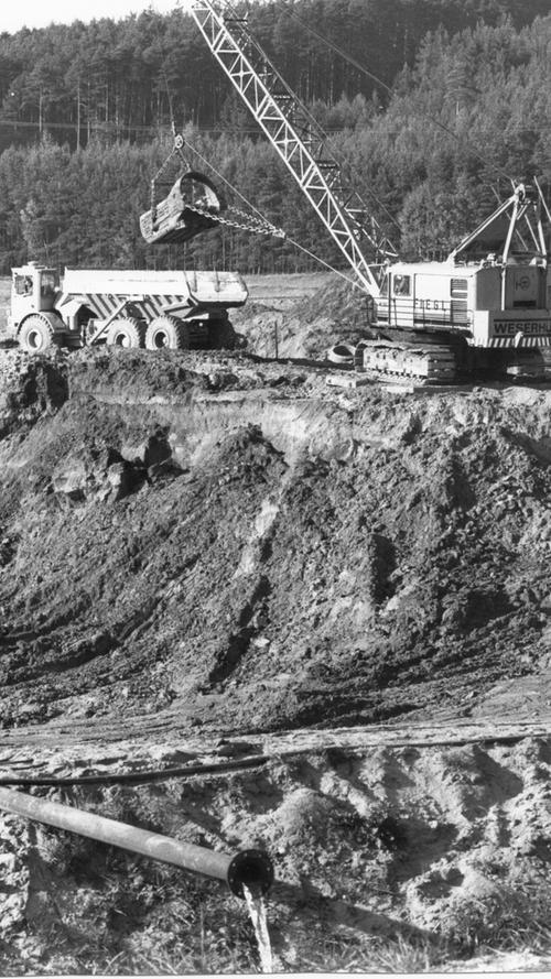Für die Aufstauung des Igelsbachsees im Norden des Seenlands musste Ende der 1970er zunächst moorhaltiges Erdreich ausgebaggert werden, dann wurde der Damm aufgeschüttet.