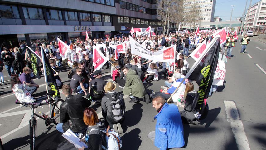 Gigantische Demo: Warnstreik mit 3500 Menschen lähmt Nürnberg