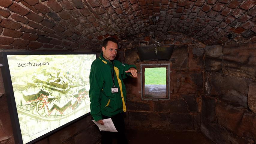 ... und erklären Besuchern nun den Rundgang durch das unterirdische Nürnberg.