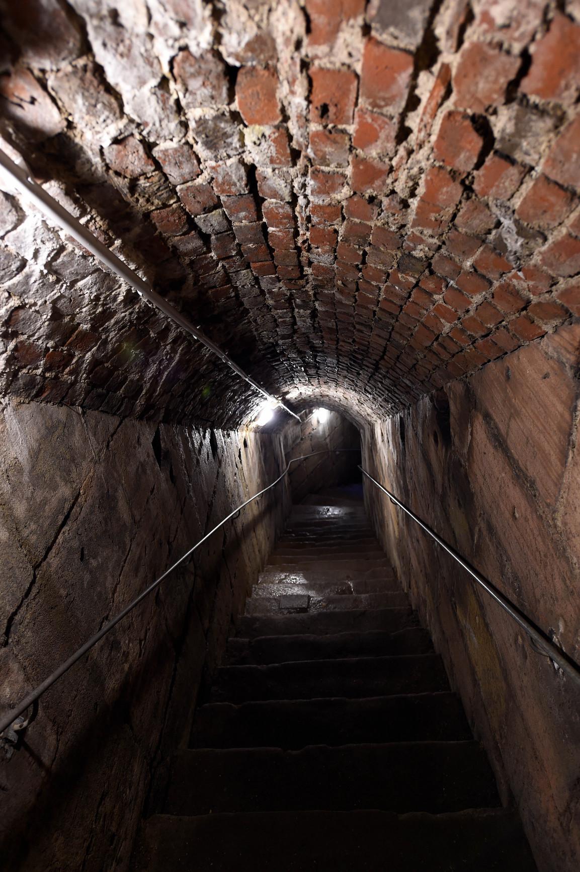 Im Burgberg existiert ein unterirdischer Wassergewinnungsstollen. Der längste Stollen führte Wasser in den Keller des Nürnberger Rathauses. Dort befindet sich auch das Lochgefängnis, in dem von 1340 bis 1813 Gefangene der Stadt inhaftiert wurden. Weil dieser Wassergewinnungsstollen im Loch endete, nannte man ihn auch Lochwasserleitung.
