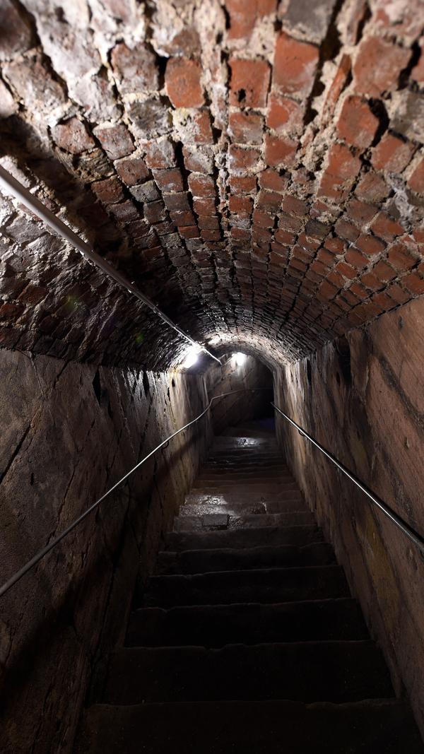Im Burgberg existiert ein unterirdischer Wassergewinnungsstollen. Der längste Stollen führte Wasser in den Keller des Nürnberger Rathauses. Dort befindet sich auch das Lochgefängnis, in dem von 1340 bis 1813 Gefangene der Stadt inhaftiert wurden. Weil dieser Wassergewinnungsstollen im Loch endete, nannte man ihn auch Lochwasserleitung.