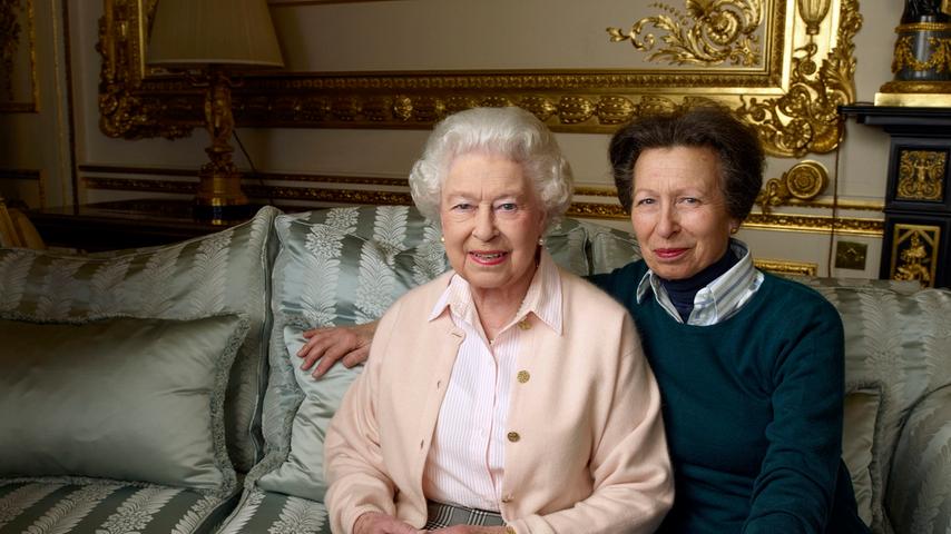 Königin Elizabeth II. mit ihrer Tochter, Prinzessin Anne, im "White Drawing Room" auf Windsor Castle.