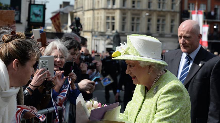 Gut gelaunt und volksnah ließ die Königin sich von unzähligen Schaulustigen fotografieren.