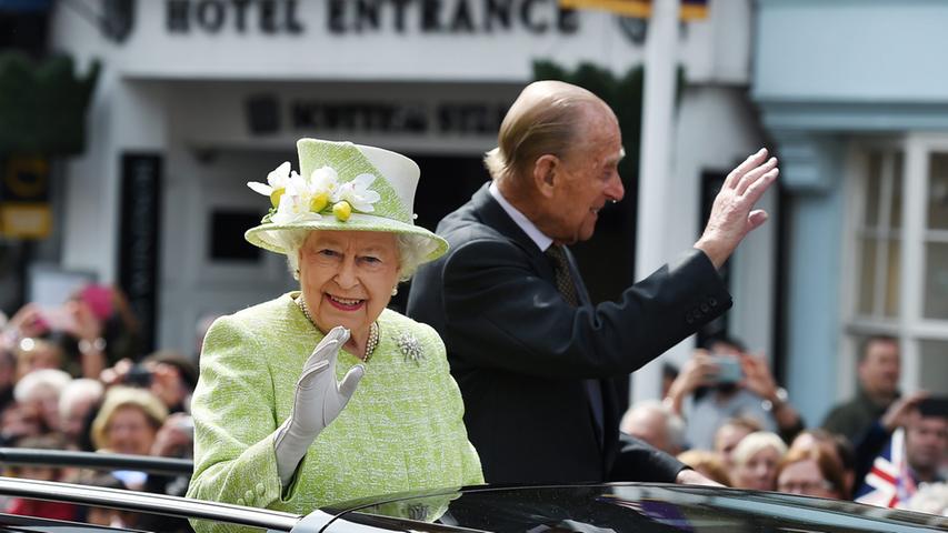 ... zeigte sich Königin Elizabeth II. ihren Untertanen. An ihrer Seite Prinz Philip.