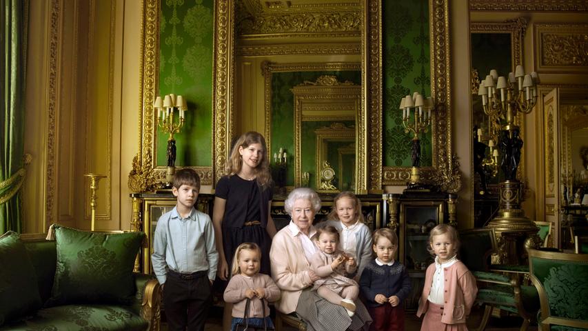 Zum Geburtstag gab der Palast einige offizielle Fotos heraus. Hier beispielsweise Königin Elizabeth II. mit ihren jüngsten Enkeln und Urenkeln. Auf dem Schoß hält sie Prinzessin Charlotte, die Tochter von Prinz William und Kate, rechts daneben steht Prinz George, mittlerweile zwei Jahre alt.