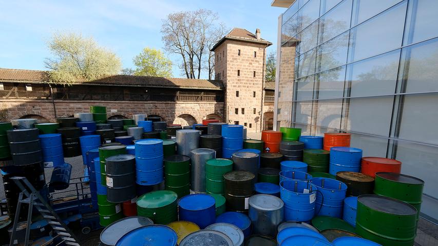 400 Metallfässer: Neues Kunstwerk am Klarissenplatz steht