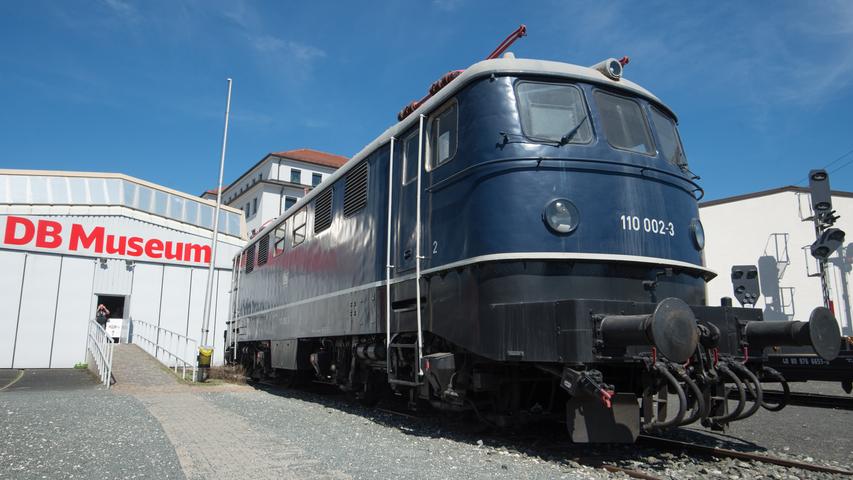 Dieses gute Stück hier ist eine historische Elektrolokomotive der DB-Baureihe 110 mit der Seriennummer 110 002.