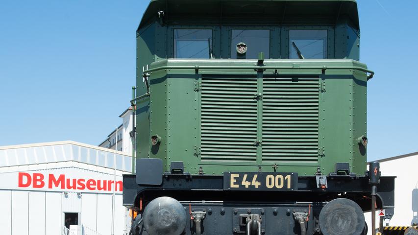 Hier ist die Elektrolokomotive der DR-Baureihe E 44 mit der Seriennummer E44 001 nochmal aus einem anderen Winkel zu sehen.