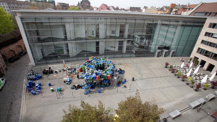 400 Metallfässer: Neues Kunstwerk am Klarissenplatz steht