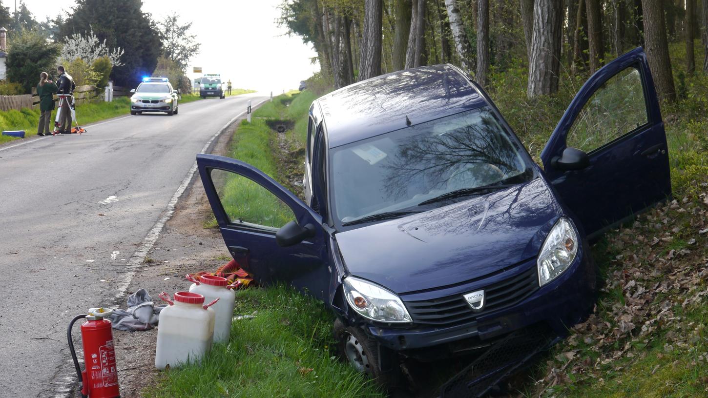 Tödlicher Unfall im Landkreis Roth: Für den Dacia-Fahrer kam jede Hilfe zu spät.
