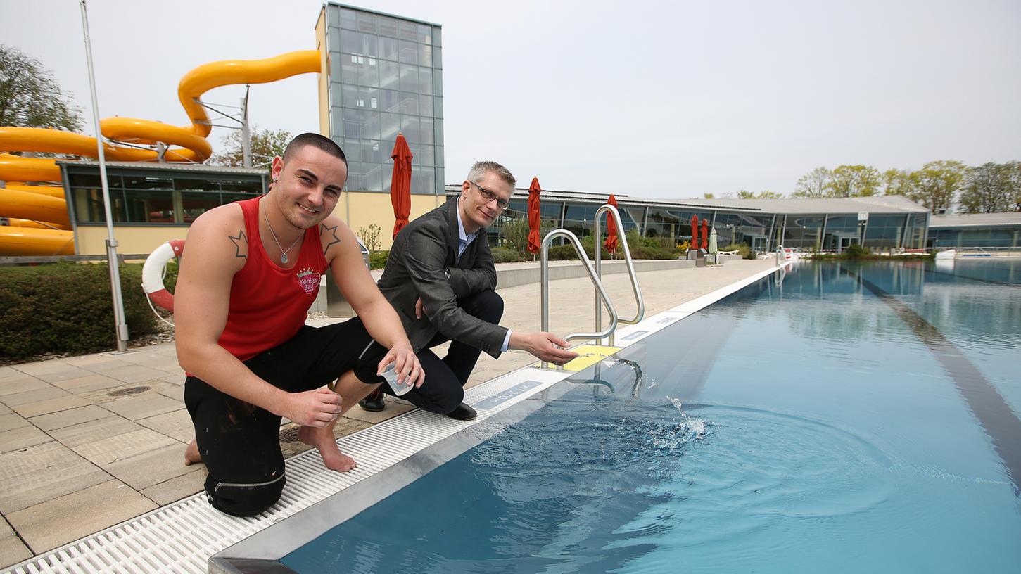 Ab 1. Mai 2016 beginnt die Freibadsaison im Königsbad Forchheim: Oberbürgermeister Uwe Kirschstein (rechts) und Tobias Folz nehmen noch eben eine Wasserprobe, dann kann es in einer Woche auch schon losgehen.