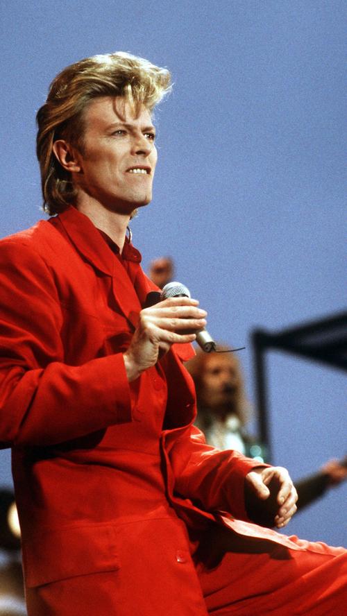 David Bowie war ein Allround-Talent. Das hat der Engländer oft genug bewiesen: Er war erfolgreich als Sänger, Produzent und Schauspieler. Sein Markenzeichen: die Wandelbarkeit. Wer an Bowie denkt, hat wohl sogleich Hits wie "Ziggy Stardust" oder "Wild is the wind" im Ohr.  Am 10. Januar starb das Ausnahmetalent nach einer 40-jährigen Weltkarriere in New York. Zwei Tage nach seinem 69. Geburtstag und der Veröffentlichung seines neuen Albums "Blackstar".
