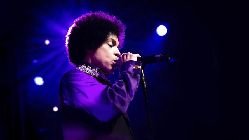 Der Tod von Prince hat die Musikwelt geschockt. Millionen Fans trauerten, als die Nachricht um die Welt ging. Nie wieder werden sie die Klassiker wie "Purple Rain", "Kiss" und "Sexy MF" live hören. Prince gilt als einer der größten Sänger der Popgeschichte. Er räumte in seiner Karriere nicht nur sieben Grammys, sondern auch einen Oscar für den besten Soundtrack ab.  Am 21. April wurde der 57-Jährige tot in seinem Haus aufgefunden. Eine Grippe soll die Todesursache sein. Er hatte zuletzte immer wieder über Unwohlsein geklagt, auch Konzerte sagte er kurz vor seinem Tod ab.