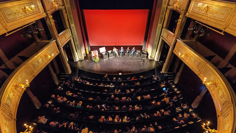 Im ETA-Hoffmann-Theater diskutierte der deutsche Schriftstellerverband über den Fall Böhmermann und die Meinungsfreiheit in der Türkei.
