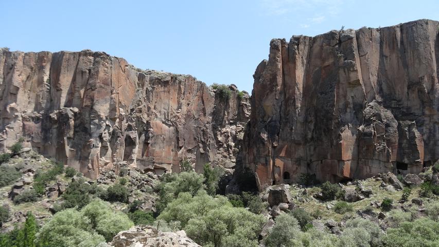 Wer noch mehr Natur zu Fuß erleben und noch mehr Höhlenkirchen sehen will - dem sei ein Tagesausflug in die Ihlara-Schlucht empfohlen. Ein acht Kilometer langer Wanderweg führt duch dieses türkische Cran Canyon, wie es die Türken gern selbstbewusst nennen.