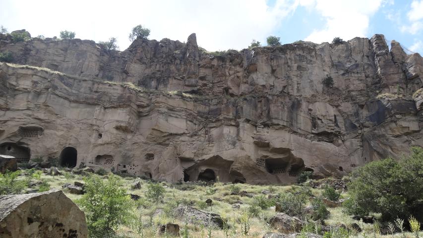 Wer noch mehr Natur zu Fuß erleben und noch mehr Höhlenkirchen sehen will - dem sei ein Tagesausflug in die Ihlara-Schlucht empfohlen. Ein acht Kilometer langer Wanderweg führt duch dieses türkische Cran Canyon, wie es die Türken gern selbstbewusst nennen.