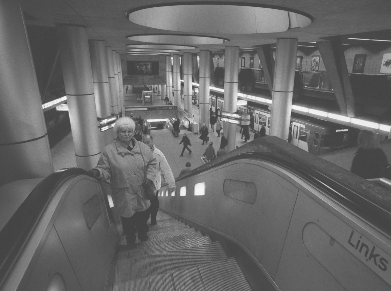 Zwischen dem vorigen Bild und dieser Aufnahme liegen 20 Jahre. Der Plärrer hatte sich schon lange zuvor als bedeutendster U-Bahn-Knotenpunkt etabliert.