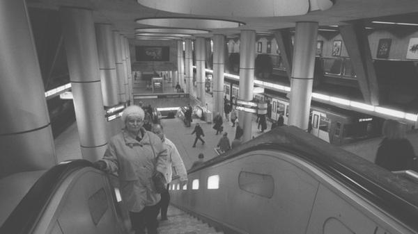 Zwischen dem vorigen Bild und dieser Aufnahme liegen 20 Jahre. Der Plärrer hatte sich schon lange zuvor als bedeutendster U-Bahn-Knotenpunkt etabliert.