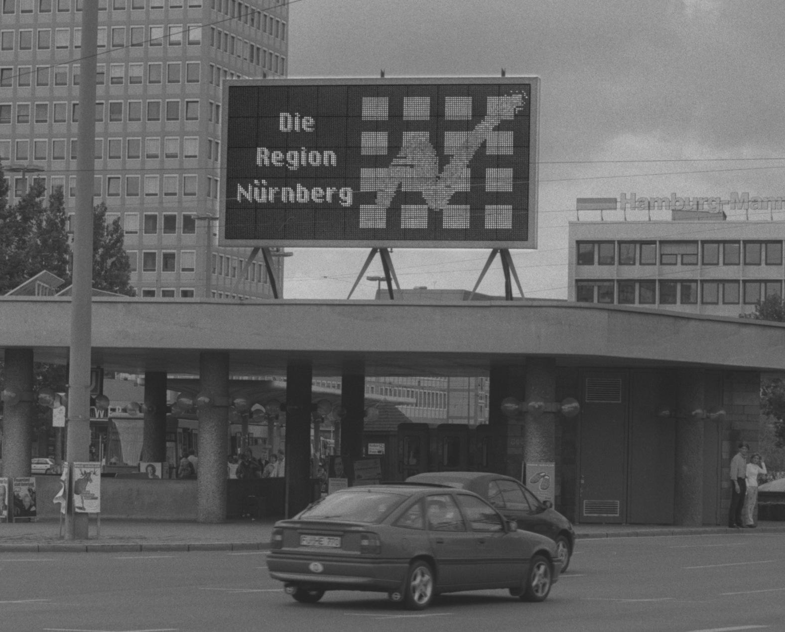 Architektonisch veränderte sich der Plärrer in den 80er und 90er Jahren nicht mehr. Für Werbung und Reklame fand sich allerdings immer (mehr als) ein Plätzchen.