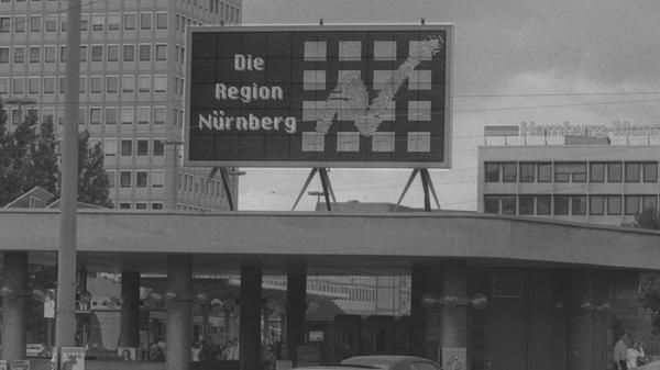 Architektonisch veränderte sich der Plärrer in den 80er und 90er Jahren nicht mehr. Für Werbung und Reklame fand sich allerdings immer (mehr als) ein Plätzchen.