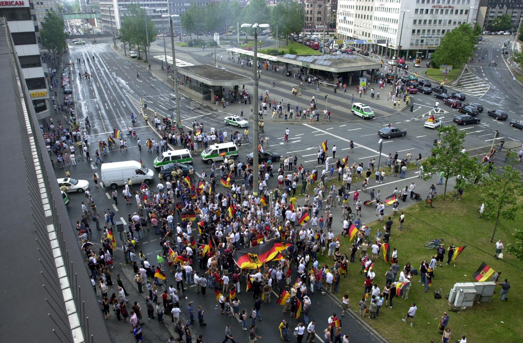 Als zentraler Ort war und ist der Plärrer bei Fußballfans äußerst beliebt. Ob Welt- und Europameisterschaften oder Pokalsiege - auf dem Asphalt wurde immer gefeiert. Hier sieht man Deutschland-Fans nach dem Sieg gegen Südkorea im Halbfinale der WM 2002.