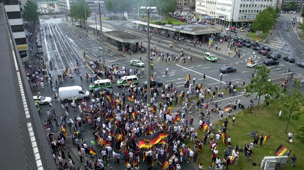 Als zentraler Ort war und ist der Plärrer bei Fußballfans äußerst beliebt. Ob Welt- und Europameisterschaften oder Pokalsiege - auf dem Asphalt wurde immer gefeiert. Hier sieht man Deutschland-Fans nach dem Sieg gegen Südkorea im Halbfinale der WM 2002.