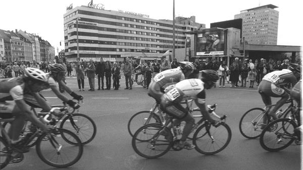 Oberirdisch ging es ebenso lebhaft zu. Die Teilnehmer des Radrennens passierten den Plärrer auf dem Weg ins Ziel gleich mehrmals.