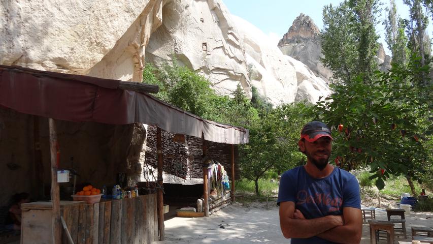 Aydin Iltasch betreibt im Tal unterhalb der Höhle das "Natural Cafe".
