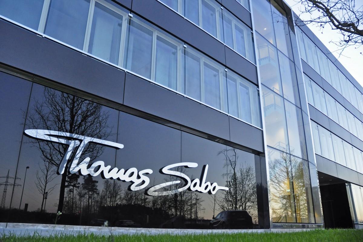 Was gibt es zu kaufen? Bei Thomas Sabo gibt es Accessoires und Schmuck. Zu den beliebtesten Produkten gehören Anhänger, Beads, Armbänder oder Ohrringe. Was kann ich sparen? Im modernen Outlet in Lauf gibt es großzügige Rabatte von bis zu 70 Prozent. Adresse: Silberstraße 1, 91207 Lauf a.d. Pegnitz Öffnungszeiten: Mo-Mi: 11-17 Uhr; Do: 11-18 Uhr; Fr: 10-18 Uhr; Sa: 10.00-16 Uhr