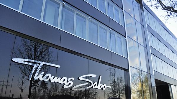 Was gibt es zu kaufen? Bei Thomas Sabo gibt es Accessoires und Schmuck. Zu den beliebtesten Produkten gehören Anhänger, Beads, Armbänder oder Ohrringe. Was kann ich sparen? Im modernen Outlet in Lauf gibt es großzügige Rabatte von bis zu 70 Prozent. Adresse: Silberstraße 1, 91207 Lauf a.d. Pegnitz Öffnungszeiten: Mo-Mi: 11-17 Uhr; Do: 11-18 Uhr; Fr: 10-18 Uhr; Sa: 10.00-16 Uhr