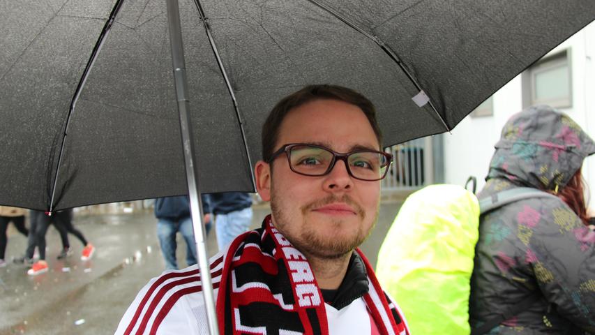 Was war das für ein Spiel! Troz eines 0:2-Rückstandes zur Halbzeit, kämpfte sich der 1. FC Nürnberg zu einem spektakulären Erdrutschsieg. Kein Wunder, dass die Fäns trotz des Regenwetters aus dem Häuschen waren. In weiser Vorraussicht hatte dieser Fan bei Fritz-Walter-Wetter einen Schirm dabei. Marco Schneeberger: "Ich bin sprachlos, Wahnsinn, unglaublich!"
