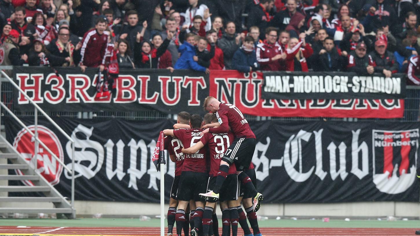 Eine Einheit: Mannschaft und Fans feierten am Samstag einen Festtag, wie ihn Nürnberg selten erlebt hat.