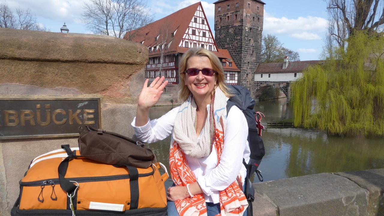 So fing alles an: Elke Zapf vor dem Abflug an der Pegnitz. Man sieht: Wer die Welt sehen will, reist mit leichtem Gepäck. So fing alles an: Elke Zapf vor dem Abflug an der Pegnitz. Man sieht: Wer die Welt sehen will, reist mit leichtem Gepäck.