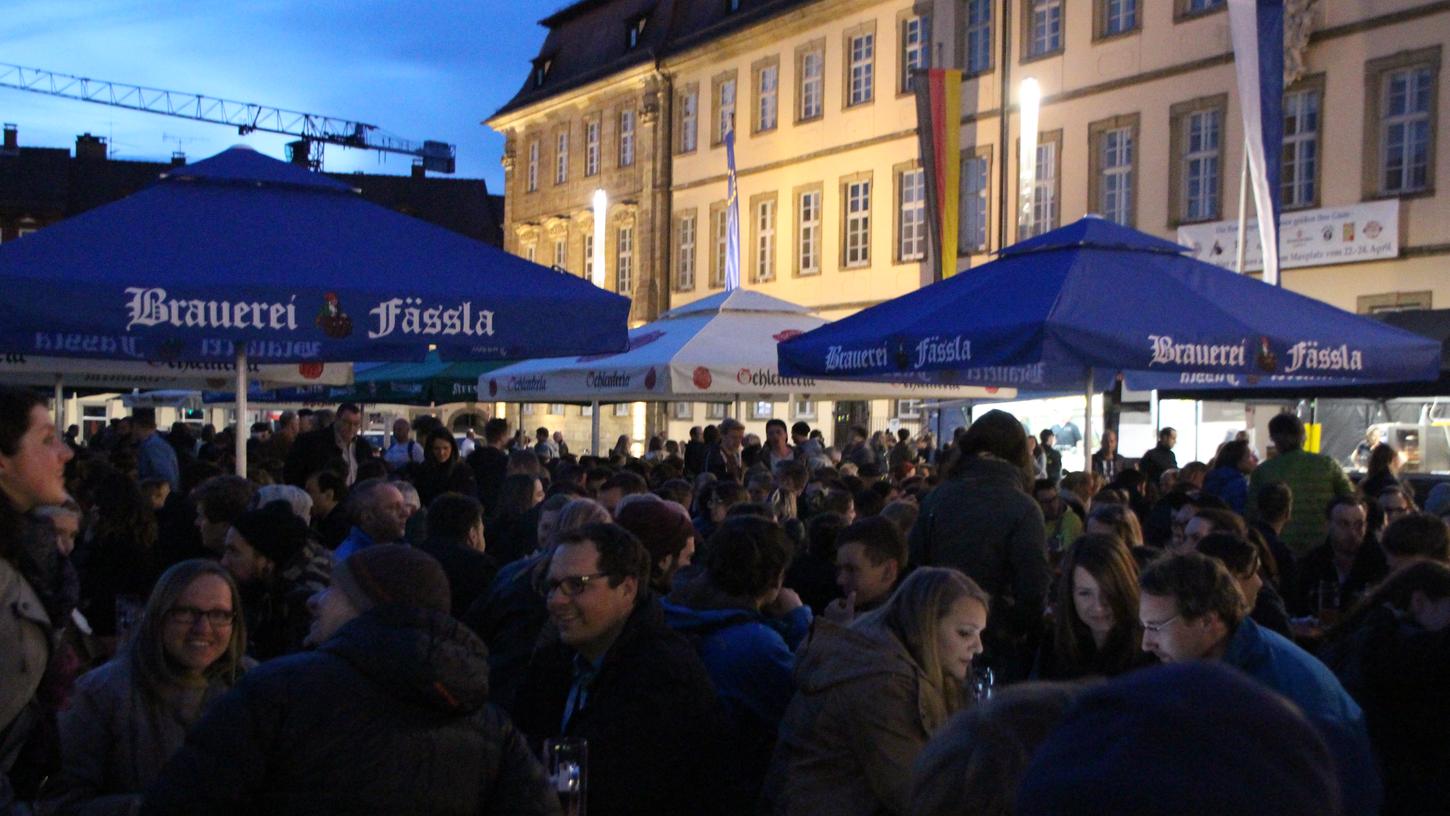 Bis in den späten Freitagabend feierten die Bierliebhaber auf dem Maxplatz den Gerstensaft.