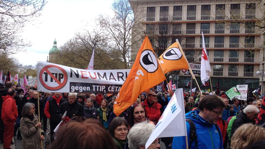 Am Vortag des Besuchs von US-Präsident Barack Obama haben mehrere Zehntausend Menschen in Hannover gegen das umstrittene transatlantische Freihandelsabkommen TTIP demonstriert.