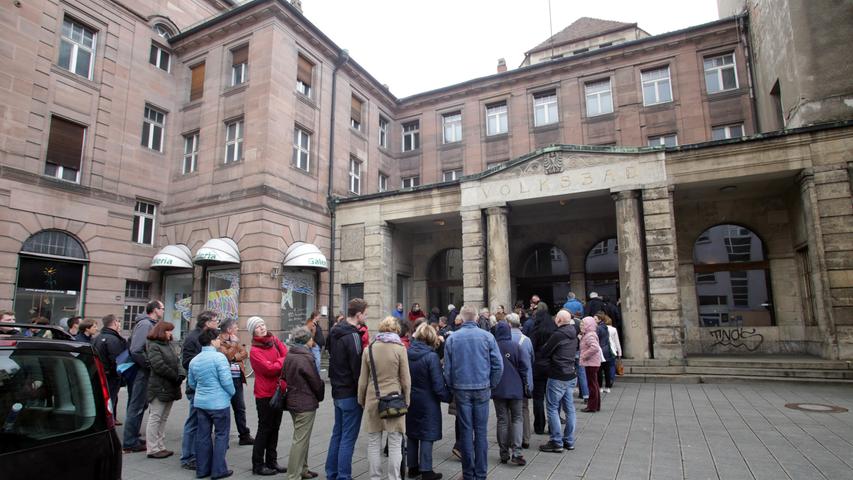 Malerische Ruine: Führungen durchs Volksbad locken Nürnberger