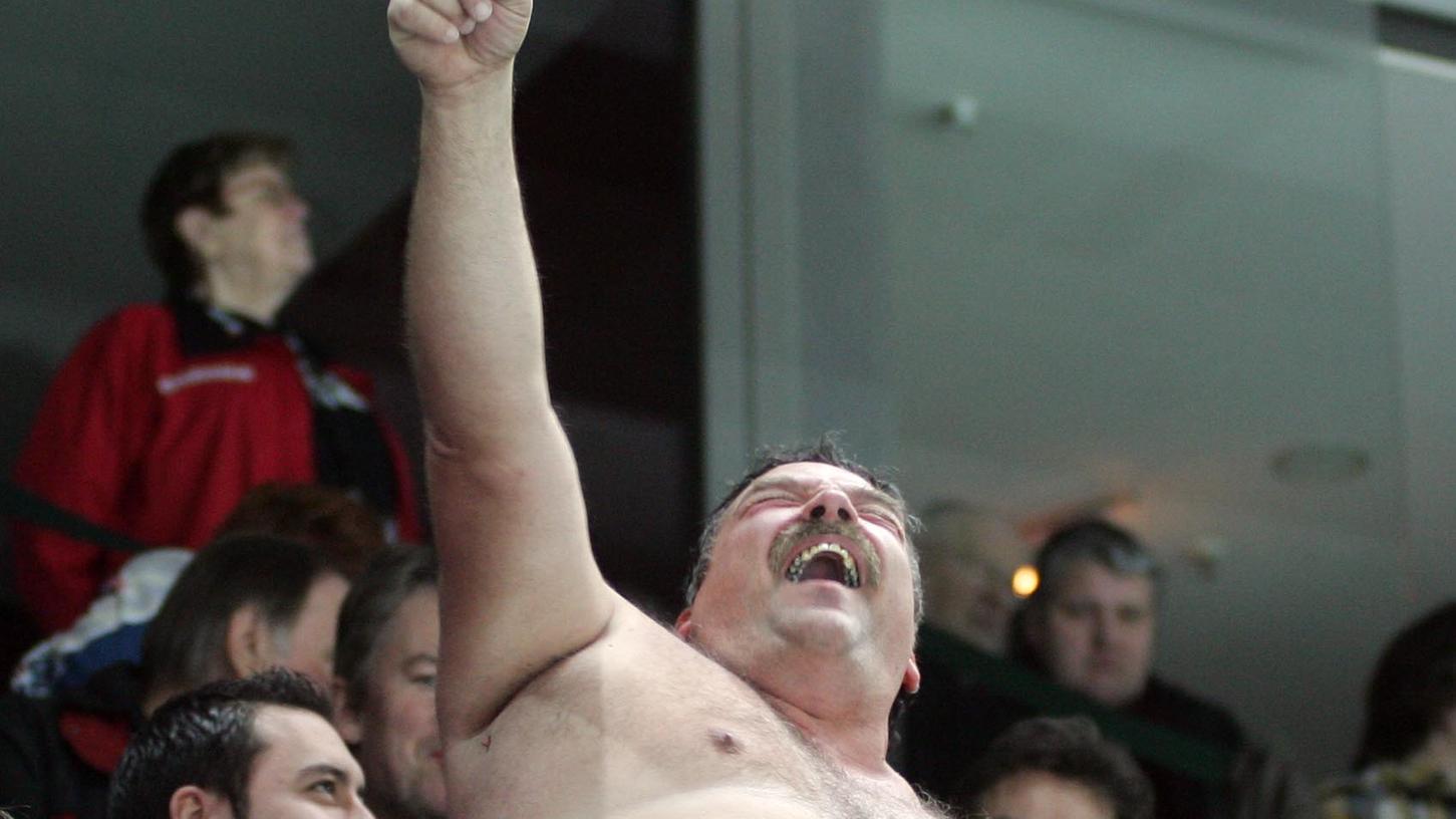 Wenn sein Song beim Heimspiel der Ice Tigers läuft, ist Ronald McCool nicht mehr zu halten. Oberkörperfrei sorgt er für Stimmung. Wenn sein Song beim Heimspiel der Ice Tigers läuft, ist Ronald McCool nicht mehr zu halten. Oberkörperfrei sorgt er für Stimmung.
