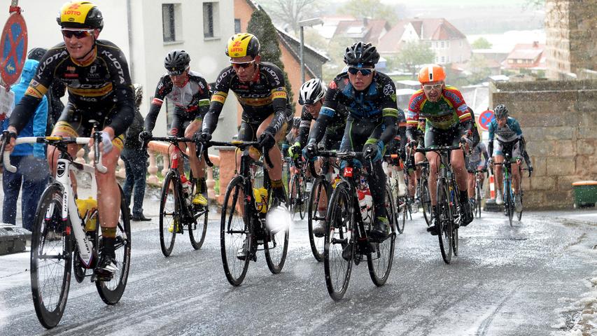 Wind, Schnee, Regen: Schwierige Bedingungen beim Radrennen in Cadolzburg