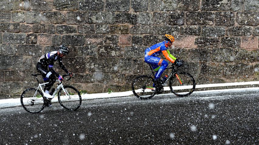 Wind, Schnee, Regen: Schwierige Bedingungen beim Radrennen in Cadolzburg