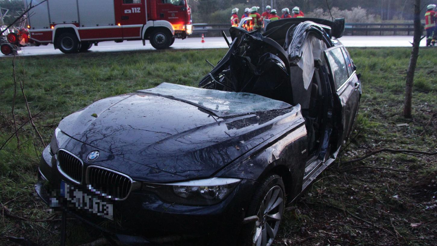 Der BMW wurde bei dem Unfall so verformt, dass die Feuerwehr den 38-jährigen Fahrer befreien musste.
