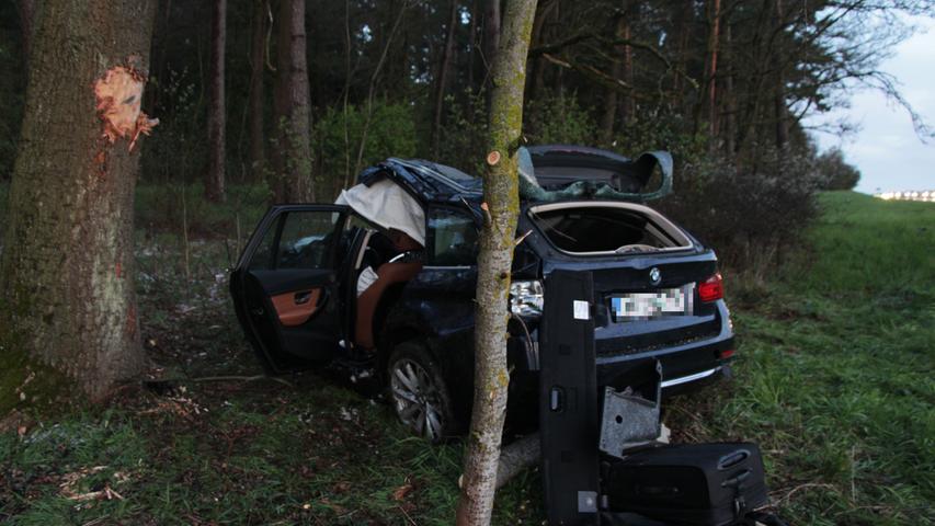 BMW überschlägt sich auf A9: Fahrer schwer verletzt