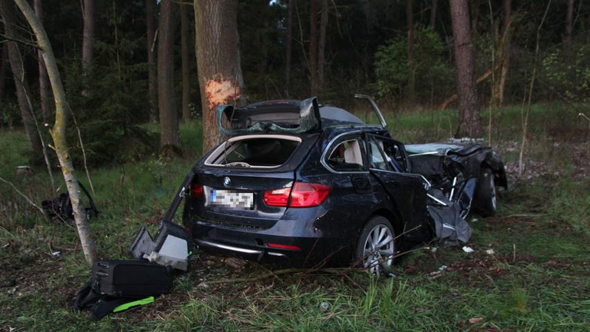BMW überschlägt sich auf A9: Fahrer schwer verletzt