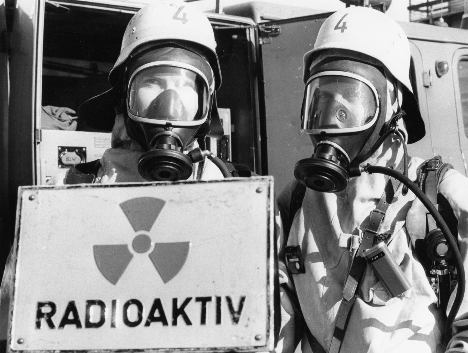 Eine Aufnahme vom 24. Oktober 1985: Um sich vor den gefährlichen Strahlen zu schützen, trugen Einsatzkräfte Schutzkleidung.
