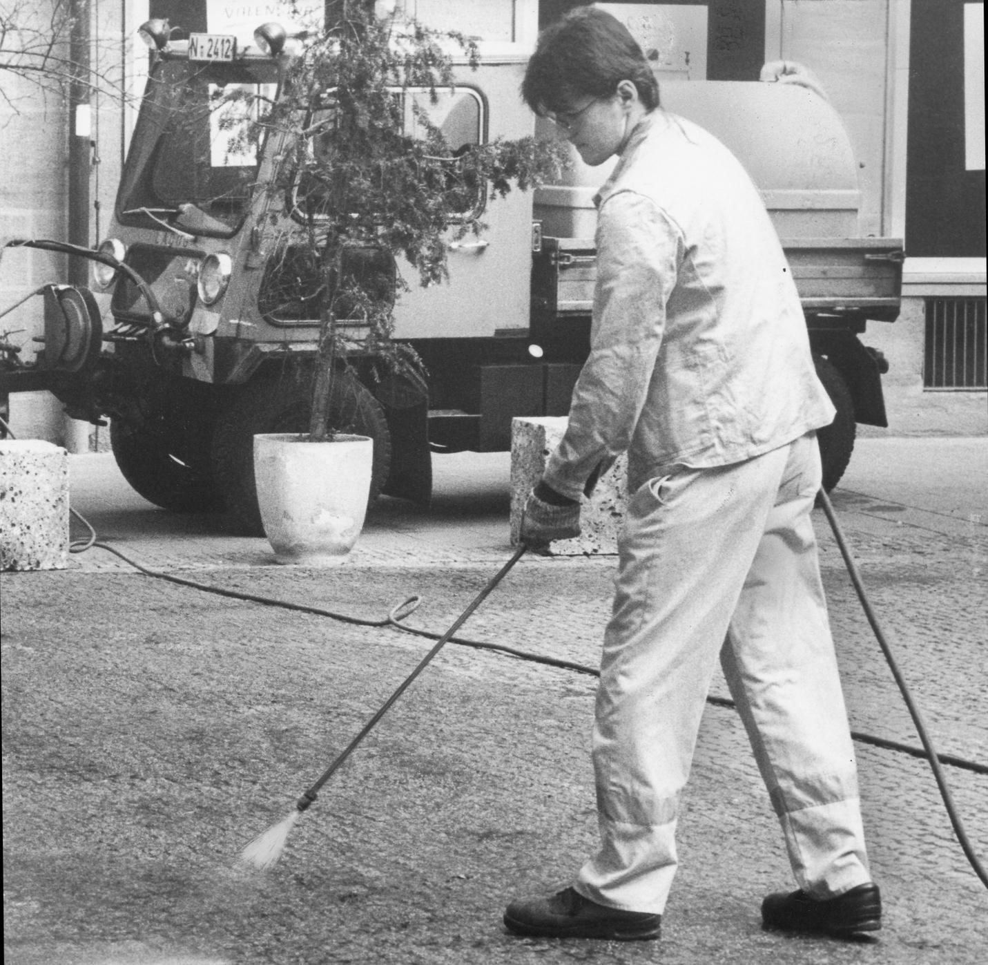 Die Strahlenangst ließ viele Freiluft-Termine platzen: Der Nürnberger Trempelmarkt wurde nach den Messungen der Feuerwehr um über vier Wochen verschoben. Mit Wasser wurden die Straßen abgespritzt, um die radioaktive Strahlung zu senken.