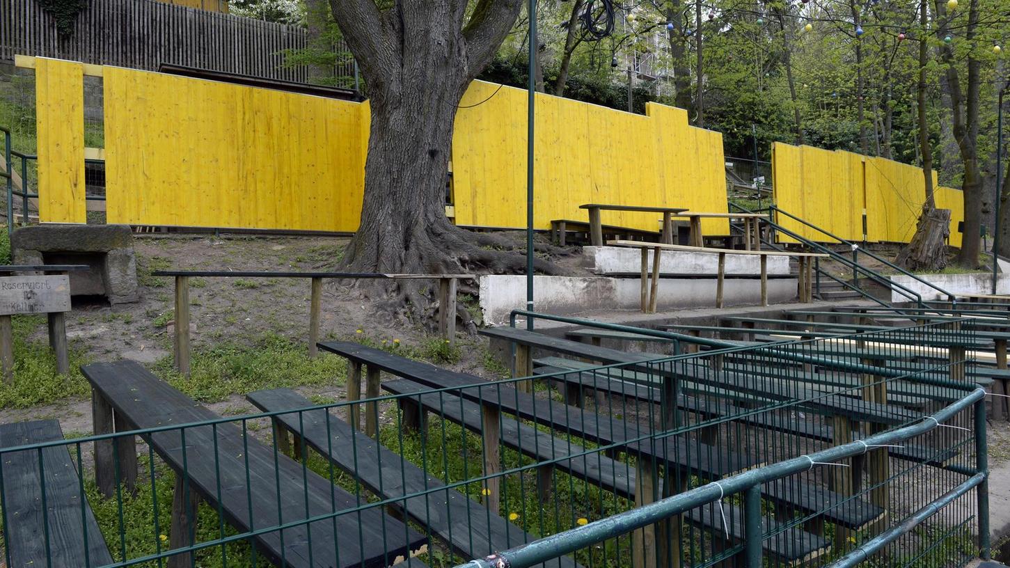 Gelbe Holzwände und Käfigstangen auf der Bergkirchweih