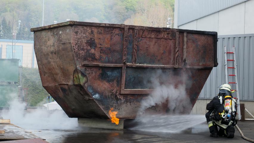 Großeinsatz in Weißenburg: Container brennt in Metallrecyclingfirma