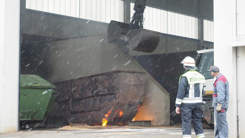 Großeinsatz in Weißenburg: Container brennt in Metallrecyclingfirma
